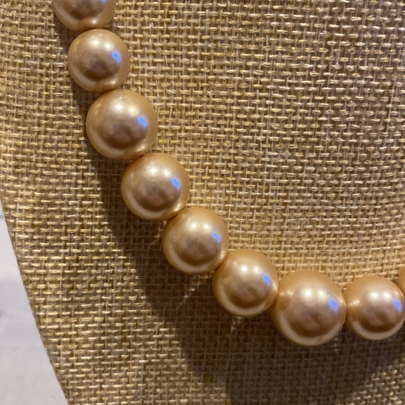 2/10 Pearl Necklace - Picture 2 of 2